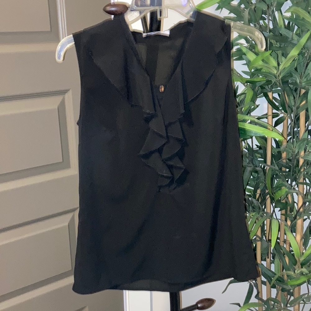 ⭐️Calvin Klein ruffled sleeveless blouse⭐️